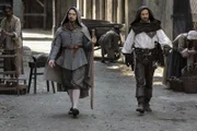 König Ludwig XIII. (Ryan Gage, l.); Aramis (Santiago Cabrera, r.)