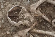 Ein Verurteilter, erst gerädert, dann wurde sein Kopf aufgespießt. Wofür musste dieser Mann derart grausam büßen? Forscher entdeckten sein Skelett bei Allensbach am Bodensee an einer ehemaligen Richtstätte. Wie hat sich das Strafen im Laufe der Jahrhunderte verändert? "ZDF-History" geht auf Spurensuche.