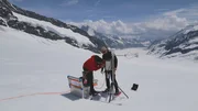 Die beiden Wissenschaftler Patrick Jung und Michael Lakatos wollen in den Schweizer Alpen herausfinden, ob die Anreicherung der Atmosphäre mit Sauerstoff der einzige Grund für die Vereisung der Erde ist.