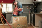 Carlotta (Mila Breiter) und Andreas (Ralph Gassmann) bereiten zu Hause alles für die Rückkehr von Eva aus dem Krankenhaus vor.