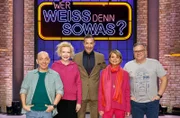 Moderator Kai Pflaume (mi.) und seine Rateteam-Kapitäne Bernhard Hoëcker (li.) und Elton (re.) begrüßen in dieser Sendung die Schauspielerin Sunnyi Melles (2.v.l.) und die Schauspielerin Uschi Glas (2.v.r.).