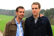 Nils (Florian Stadler, l.) baut Xaver (Jan van Weyde, r.) nach dessen Kündigung auf.