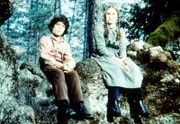 Laura (Melissa Gilbert, r.) und Albert (Matthew Laborteaux, l.) hören ihrem kranken Freund zu, der ihnen erzählt, dass er bald sterben wird.