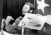 Nie stand die Welt näher am Rande eines Atomkriegs: Präsident Fidel Castro richtet sich während der Kubakrise mit einer Fernsehansprache an seine Landsleute.