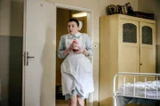 ARD CHARITÉ III. Staffel mit (6 neuen Folgen), Folge 4 "Atemstillstand" am Dienstag um 21.00 Uhr im Ersten. Lernschwester Petra (Amber Marie Bongard) eilt mit einer Blutkonserve ins Krankenzimmer von Bergmann Walter Neumann.
