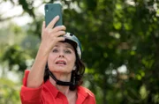 Während einer Radtour sucht Karin (Marijam Agischewa) vergeblich nach Mobilfunkempfang.