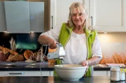Frieda in ihrer Küche am Backen. Weiteres Bildmaterial finden Sie unter www.br-foto.de.