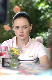 Alexis Bledel (Lorelai 'Rory' Leigh Gilmore).