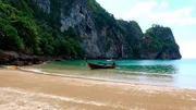 Thailands Südwesten besticht mit einer faszinierenden Inselwelt: Ausgedehnte Sandstrände, versteckte Buchten und kristallklares Wasser locken Urlauber aus dem In- und Ausland.