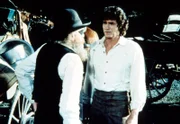 Charles (Michael Landon, r.) ist auf der Suche nach Laura, Albert und Dylan. Von einem alten Mann, der die Kinder gesehen hat, erhält er einen Hinweis.