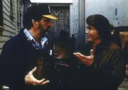 Jonathan (Michael Landon, r.) erklärt dem verdutzten Mark (Victor French, l.), dass Gott für ihn die Aufgabe eines Friseurs vorgesehen hat.