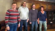 Trödelexperte Otto Schulte (li.) und die Freunde Johanna (re.) und Johannis (2.v.li.) unterstützen Bernd wo sie nur können.TrĂ¶delexperte Otto Schulte (li.) und die Freunde Johanna (re.) und Johannis (2.v.li.) unterstĂĽtzen Bernd wo sie nur kĂ¶nnen.