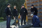 Als Lance Corporal Crowe tot aufgefunden wird, beginnen DiNozzo (Michael Weatherly, l.), Ziva (Cote de Pablo, 2.v.l.), Gibbs (Mark Harmon, M.), Ducky (David McCallum, 2.v.r.) und McGee (Sean Murray, r.) mit den Ermittlungen, um den Täter dingfest zu machen ...
