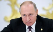 Nach zwei Amtszeiten muss Putin die Präsidentschaft vorerst Dmitri Medwedew überlassen. Als Ministerpräsident steht er nur noch in der zweiten Reihe.