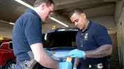 Zwei Polizeibeamte ermitteln