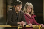 Die TARDIS bringt "Den Doktor" (David Tennant, l.) und Rose (Billie Piper, r.) zu einer irdischen Forschungsbasis auf einem Planeten, der gegen alle Gesetze von Physik verstößt, in dem er sich im Orbit eines Schwarzen Loches befindet ...