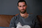 Henry (Maxim Agne) wird nachdenklich, wie er seine Zukunft gestalten will.