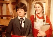 Laura (Melissa Gilbert, r.) verspottet Albert (Matthew Laborteaux, l.), weil er für den ersten Schultag seinen schönen Anzug angezogen hat.