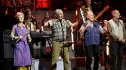 Ansteckend ist der rheinische Frohsinn des Ensembles der Kölner Stunksitzung und ihrer genialen Hausband Köbes Underground hier mit dem Stück "1 A Frikadellen" spielen sie zur Musik Afrika von Toto.