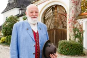 Sepp Forcher vor dem Bauerngut der Familie Ober.