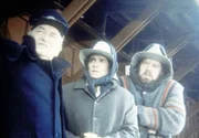 Jonathan (Merlin Olsen, r.) und Charles (Michael Landon, M.) müssen vom Stationsvorsteher erfahren, dass der Zug mit den lebenswichtigen Medikamenten noch nicht eingetroffen ist.