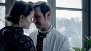 Beide wissen nichts vom Geheimnis des anderen. Johanna Gabathuler (Dominique Devenport) und Dr. Mangold (David Kross)