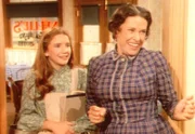 Mrs. Oleson (Katherine MacGregor, r.) und Laura (Melissa Gilbert, l.) begrüßen Almanzo, den jüngeren Bruder der neuen Lehrerin. Laura ist von dem jungen Mann sichtlich angetan ...
