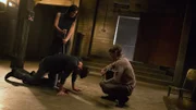 Deucalion (Gideon Emery, re.) und Kali (Felisha Terrell) wollen Derek (Tyler Hoechlin) dazu bringen, jemanden aus seinem eigenen Rudel zu töten.