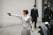 Esther (Meret Becker) hält Jakob in Schach