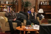 Völlig verkatert lassen Ray (Ray Romano, l.) und Doug (Kevin James, r.) den vergangenen Abend Revue passieren.