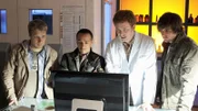 Hartmut (Niels Kurvin, 2.v.r.) präsentiert Sturmi (Oliver Pocher, l.), Semir (Erdogan Atalay, 2.v.l.) und Ben (Tom Beck) die Daten aus dem zerstörten Rechner: den Bauplan eines neuartigen und extrem gefährlichen Grippevirus.