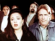 Die Anwaltsgehilfin Agnes (Leah Remini, l.) und Steve Sloan (Barry Van Dyke, r.) beobachten einen merkwürdigen Unfall.