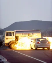 Semir und Chris verfolgen die Entführer von Claudia Markwart. Diese fahren plötzlich auf der Autobahn gegen die Fahrtrichtung, Chaos bricht aus, und es kommt zu einer Tanklasterexplosion. Die Entführer können entkommen mit Julia entkommen.