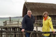 Pfahlbaumuseum in Unteruhlingen - Prof. Dr. Gunter Schöbel mit Annette Krause