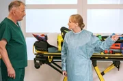Carola Handke (Friederike Ott) erklärt Dr. Roland Heilmann (Thomas Rühmann) aufgebracht, dass der Patient nicht ihr Bruder ist. Da er aber seine Papiere dabeihatte, kann es nur eine Erklärung geben.