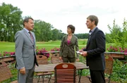 Vincent (Stefan Feddersen-Clausen, r.) hat seine Arbeit für das Hotel "Askanier Park" hinter dem Rücken von Gunter (Hermann Toelcke, l.) und Merle (Anja Franke, M.) ausgenutzt, um Geld beiseite zu schaffen.