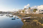 Ruhige Buchten und malerische Hafenstädtchen machen Inseln wie Lanzarote zum beliebten Urlaubsziel.