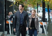 Lucifer (Tom Ellis, l.) und Chloe (Lauren German, r.) arbeiten mit Linda zusammen, nachdem ein Therapeut ermordet wurde und all seine Patienten Tatverdächtige sind. Und ganz nebenbei hofft Lucifer darauf, dass Linda sein Gefühlschaos aufräumen kann, in dem sie Chloe therapiert ...