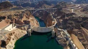 1931 wurde mit dem Bau des Hoover Talsperre begonnen und nach nur 46 Monaten konnte das gewaltige Bauwerk eingeweiht werden. Die Staumauer ist 220 Meter hoch, 379 Meter lang. Sie staut den Colorado River zum 640 Quadratkilometer großen Lake Mead.