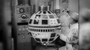 Aus dem Weltraum in die Wohnzimmer: 1962 schossen die USA den ersten TV-Satelliten ins All. "Telstar" machte erstmals Live-Übertragungen über den Atlantik möglich.