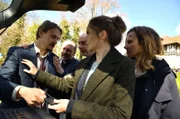 Simon Fischer will seine SD-Karte zurück und greift Leonie Winkler an- Karin Gorniak und Kommissariatsleiter Schnabel versuchen zu beruhigen.
