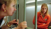 Ilse (Christiane Reiff, li.) muss Essen auf der Station C verteilen und versucht mit der völlig apathischen Simone (Susanne Schlenzig) Kontakt aufzunehmen.