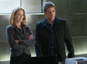 Catherine (Marg Helgenberger) und Greg (Eric Szmanda) müssen den Mord an Karen Jones aufklären, deren betrügerisches Handeln vielleicht ihr Todesurteil war.