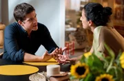 Ben (Philipp Danne, l.) und Leyla (Sanam Afrashteh, r.) haben einiges zu besprechen.