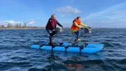 Annette Krause mit Peter Berger auf seinem Waterbike. Weiteres Bildmaterial finden Sie unter www.br-foto.de.