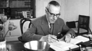 Thomas Mann an seinem Schreibtisch in Kilchberg.