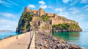 Die Inseln vor der Westküste Italiens sind weltbekannt und wahre Touristenmagnete. Neben Capri und Ischia sind auch die Pontinischen Inseln Palmarola, Ponza und Ventotene einen Besuch wert.