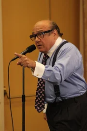 Frank Reynolds (Danny DeVito)