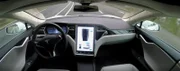 Armatur inklusive hochmodernem Bordcomputer eines Teslas.