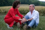 Wolfgang Berger (Horst Günter Marx, r.) bricht zusammen und sein Zustand verschlechtert sich zunehmend. Karin (Marijam Agischewa, l.) versucht ihn zu beruhigen.